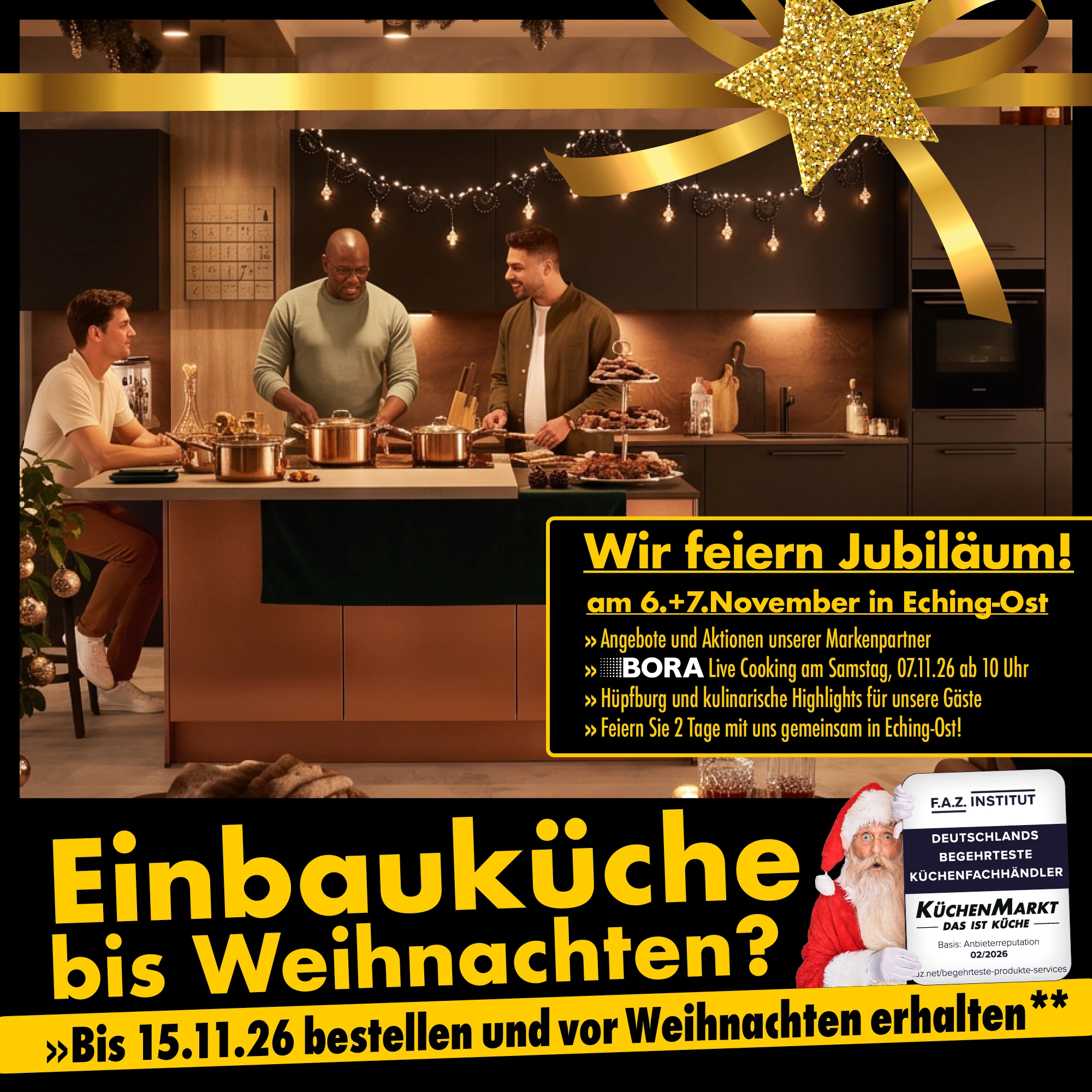 Drei Männer kochen in einer dunklen Küche mit Kupfertöpfen und Lichterkette, Hinweis auf Jubiläum in Eching-Ost