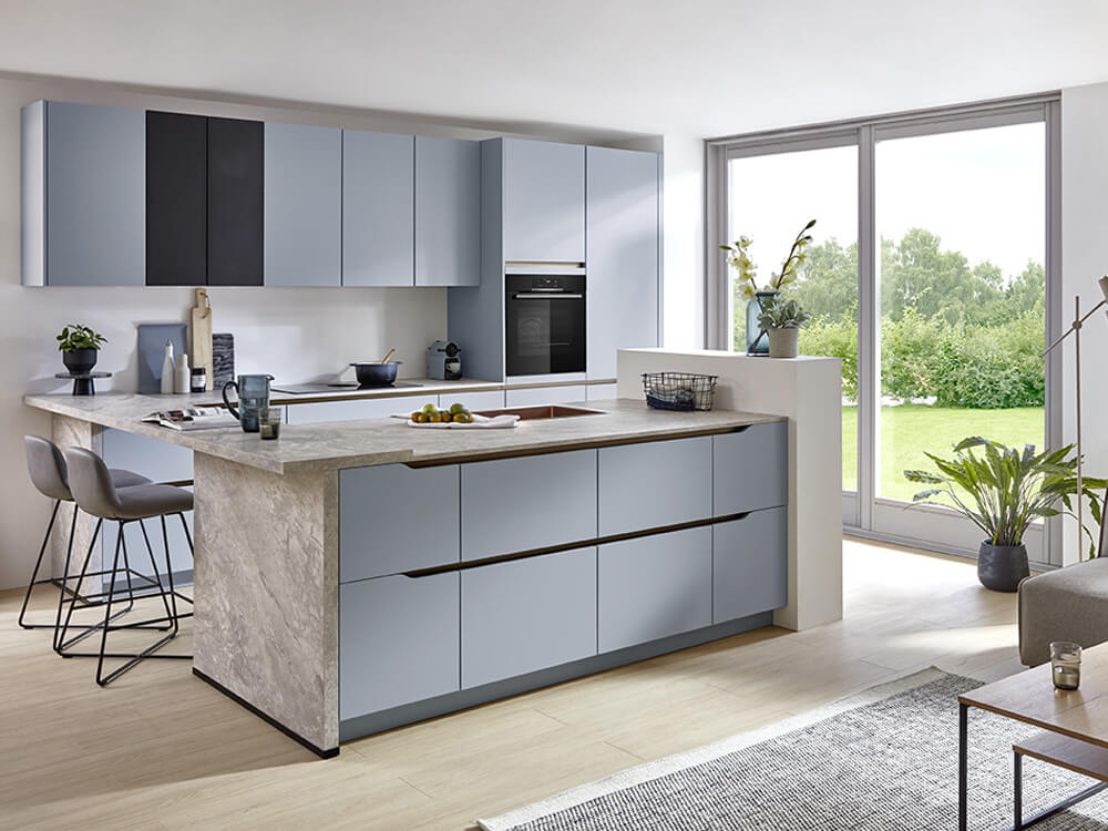 Grifflose Designküche Senso Line-N in Sky Premium matt mit großer Kochinsel sowie Bosch- und BORA-Geräten