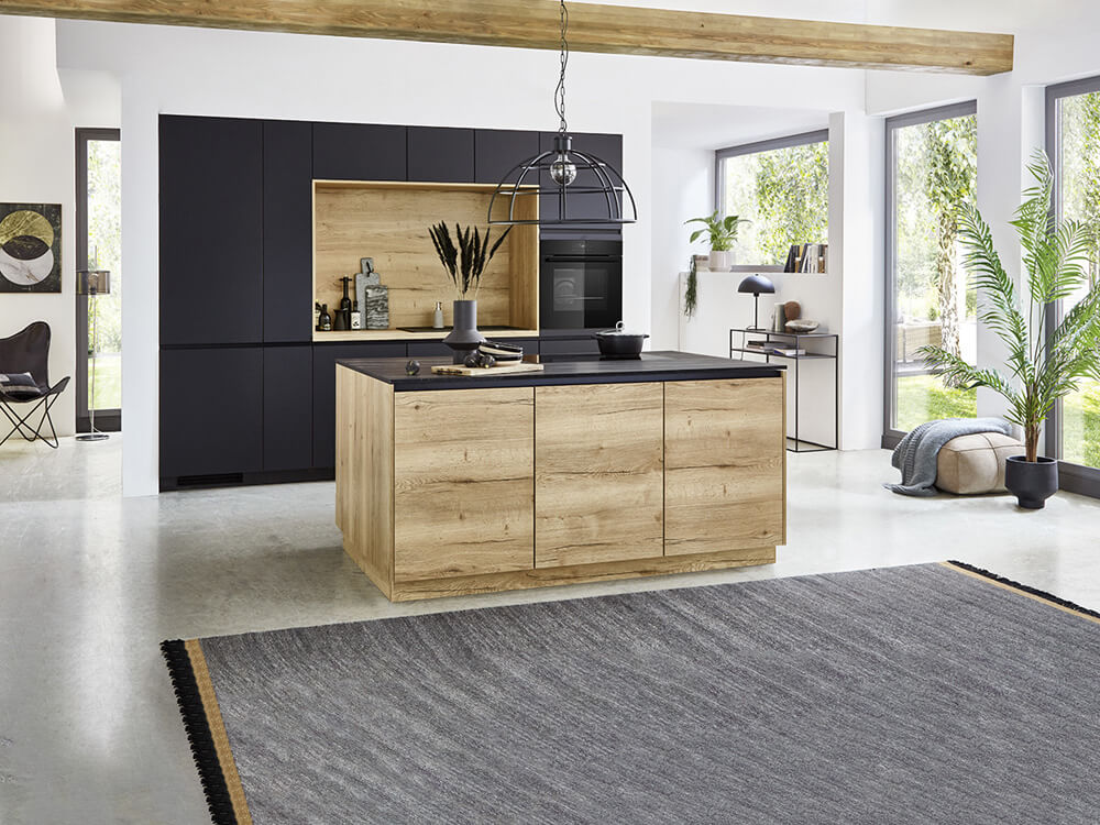Schwarze Küche im Industrial-Stil mit grafitschwarzen ultramatten Fronten und Insel in Holzoptik