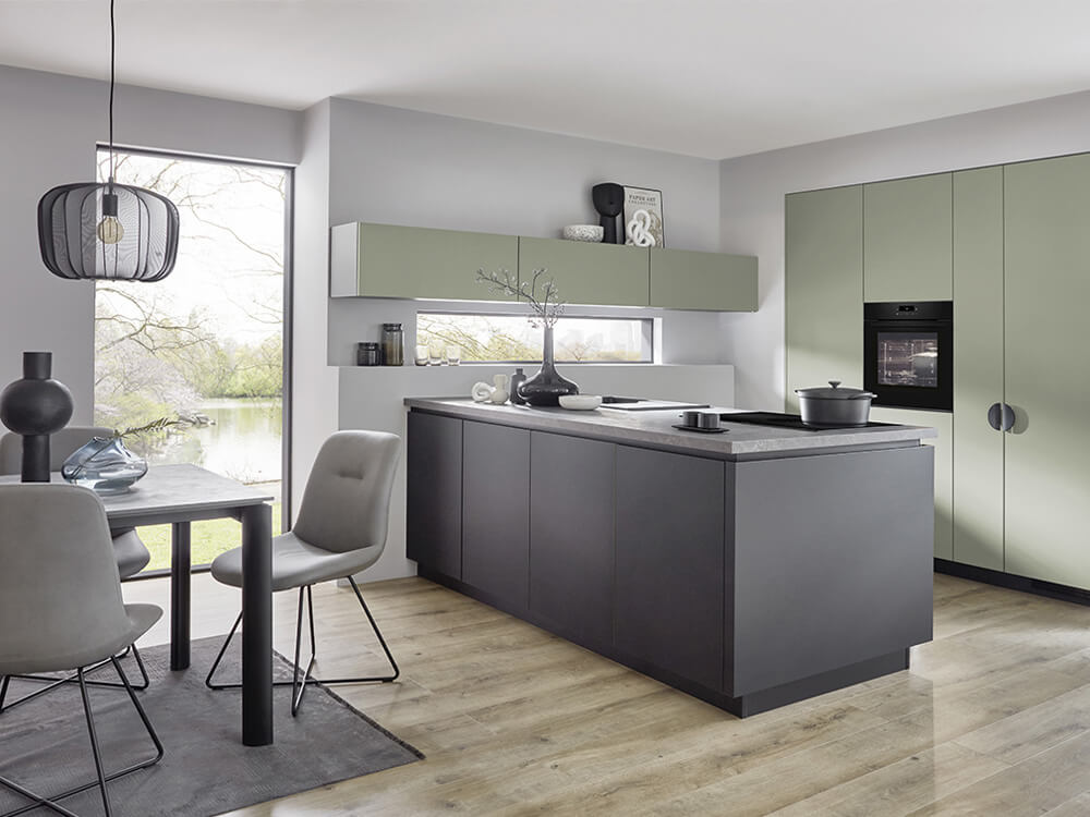 Moderne Einbauküche in Olive Premium matt mit dunkler Insel und Neff-Backofen