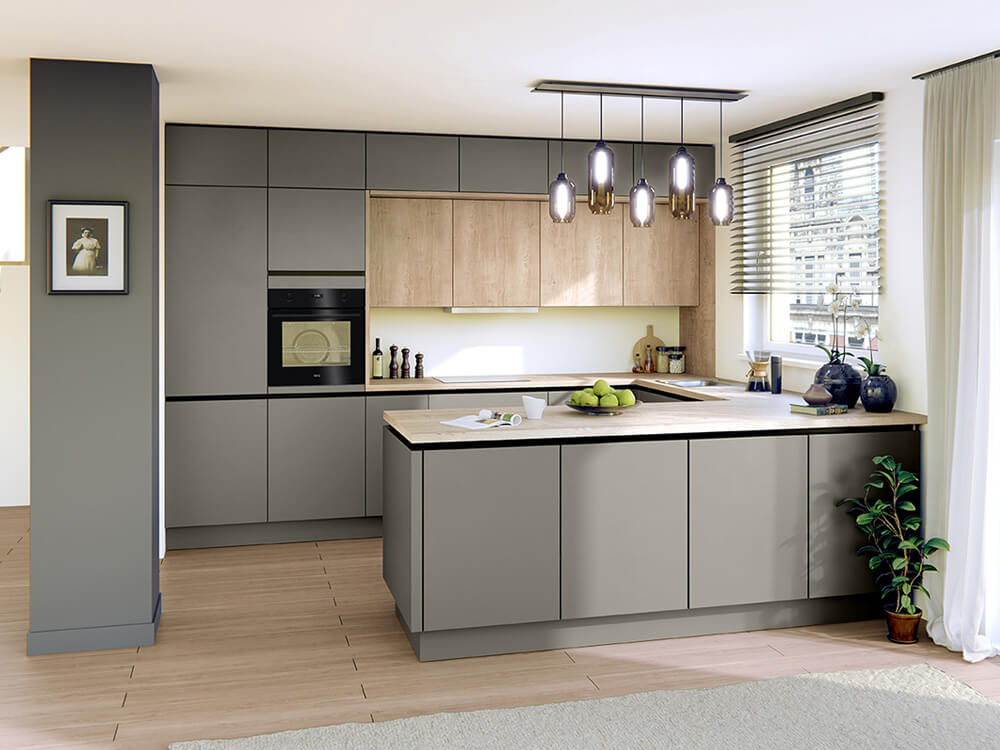 U-Form-Küche in Taupegrau mit Arbeitsplatte in Eiche Montreal und AEG-Geräten