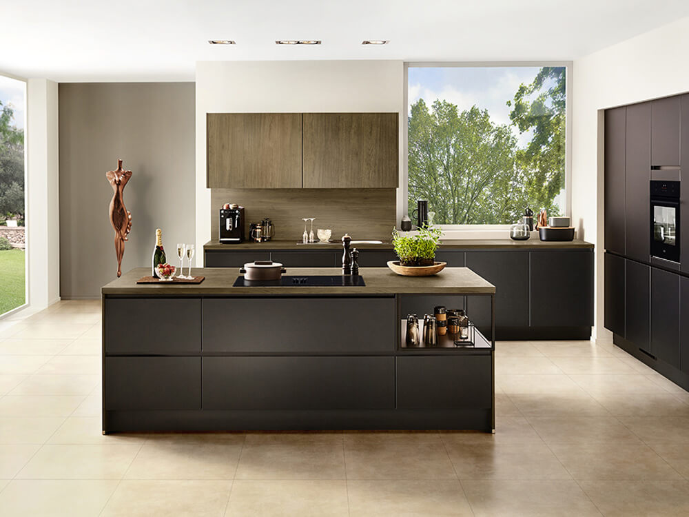 Küchenkombination in Schwarz supermatt und Nussbaum Milano mit Esstheke und AEG-Technik