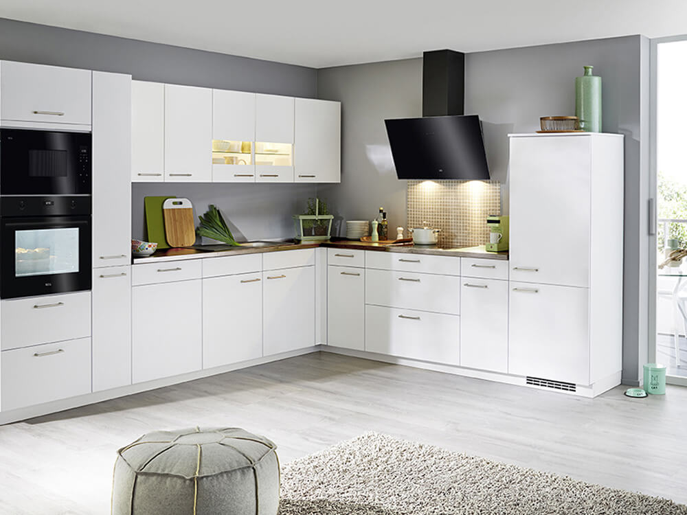 Klassische L-Küche in Alpinweiß mit Arbeitsplatte in Eiche Havanna, AEG-Mikrowelle und Glashängeschränken