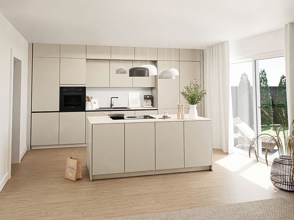 Puristische Küche in Sandfarbe mit Insel, Marmor-Carrara-Nachbildung und Siemens-Backofen