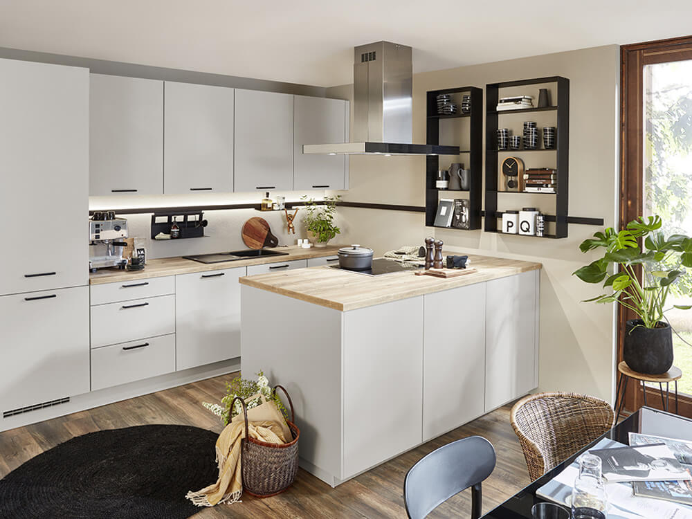 Moderne Laser-Küche in Sand mit Kücheninsel, Arizona-Pine-Arbeitsplatte und AEG-Geräten