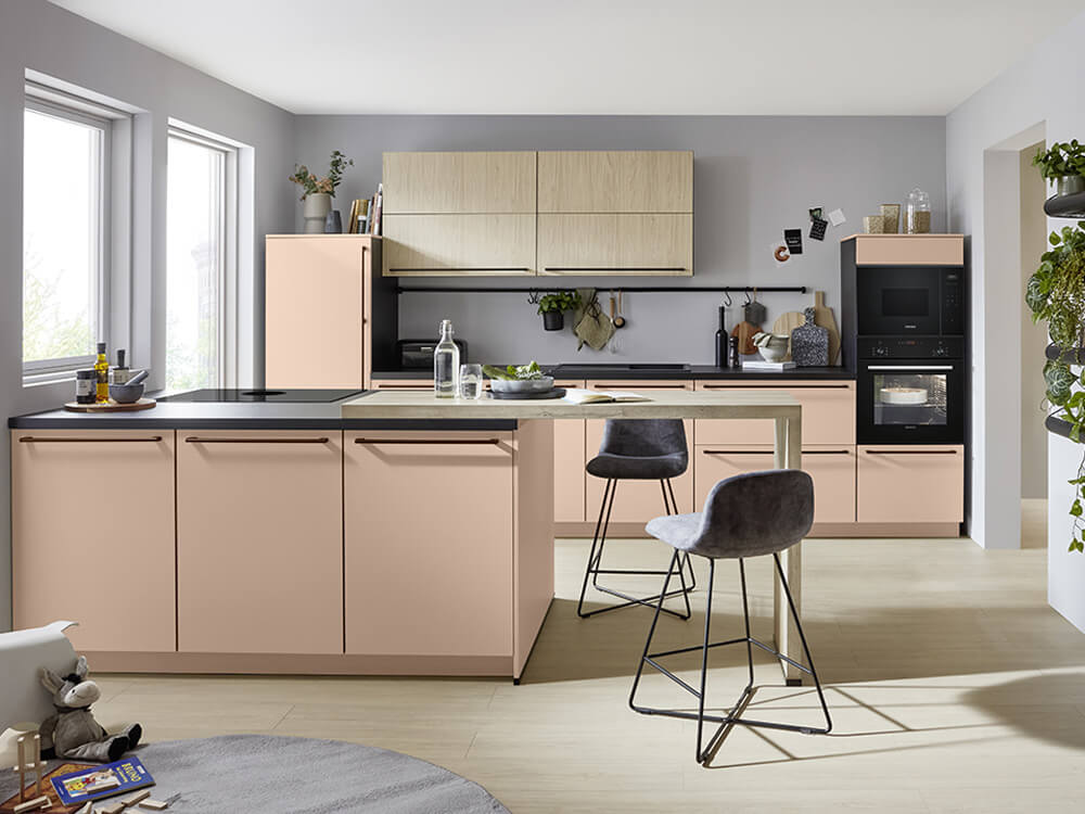 Extravagante Designküche in Koralle Premium matt mit Kücheninsel, Esstheke und Siemens-Geräten