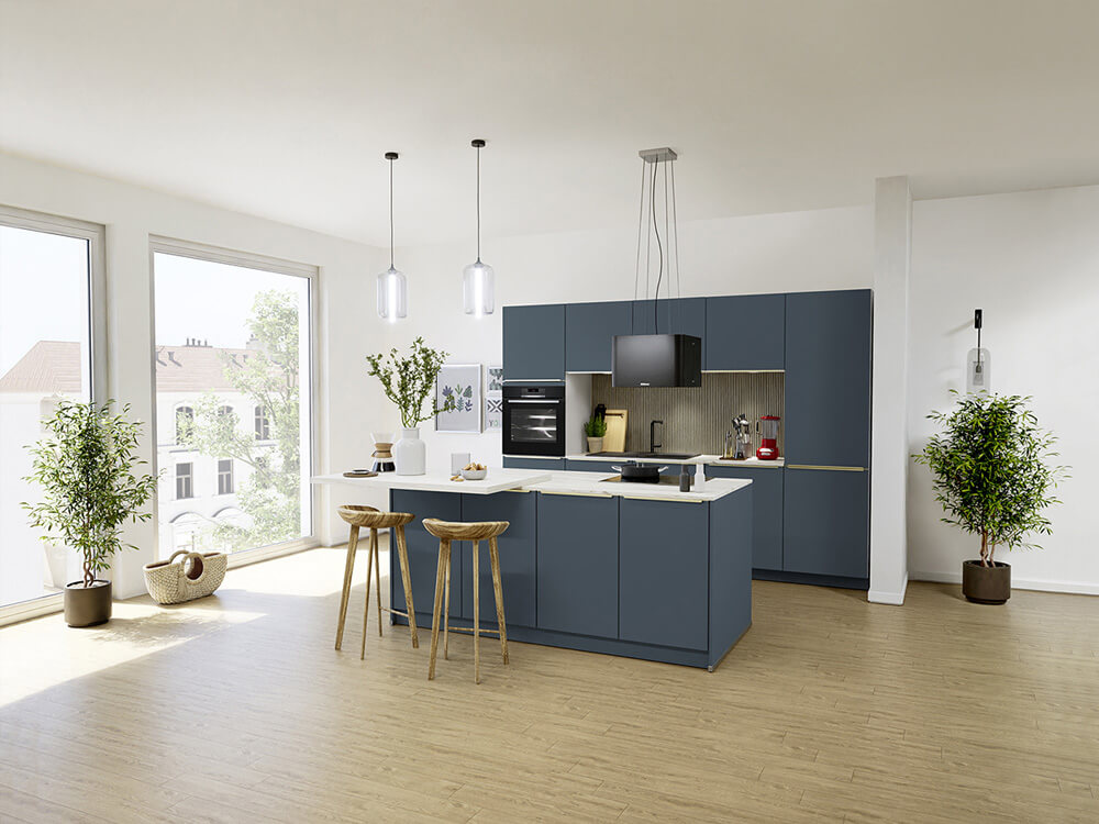 Elegante Inselküche in Fjordblau matt mit heller Marmor-Arbeitsplatte, Bosch-Technik und Pendelleuchten