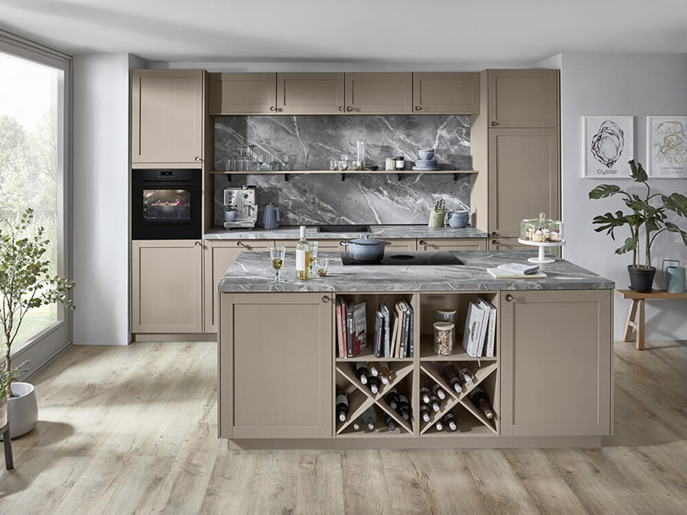 Rahmenküche in Macchiato mit Marmor-Rückwand, Neff-Backofen und Weinregal in der Kücheninsel