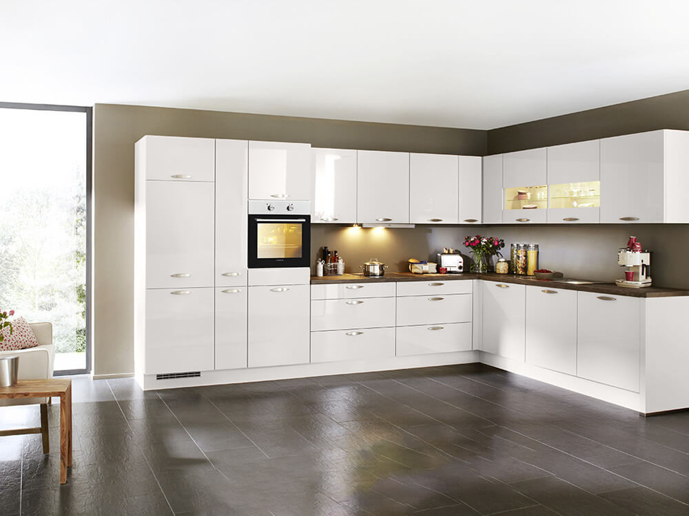 Große Eckküche in Seidengrau Hochglanz mit Laurus-Geräten und extrahohen Wandschränken