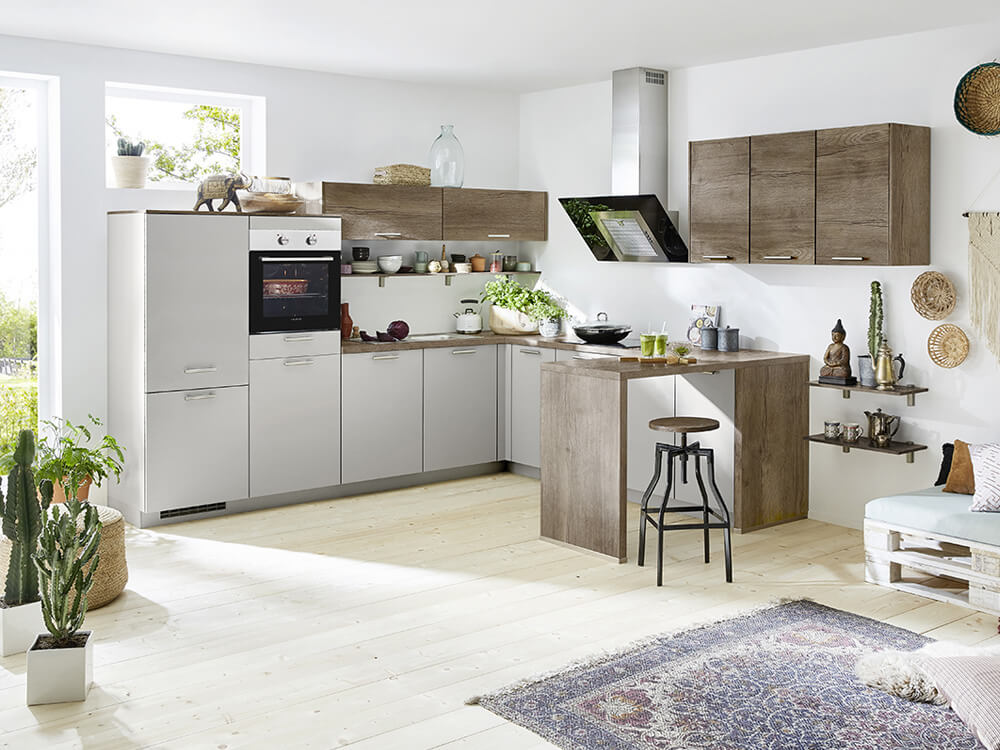 Funktionale L-Form-Küche in Steingrau mit Eiche Havanna, Anstelltisch und Boho-Dekor