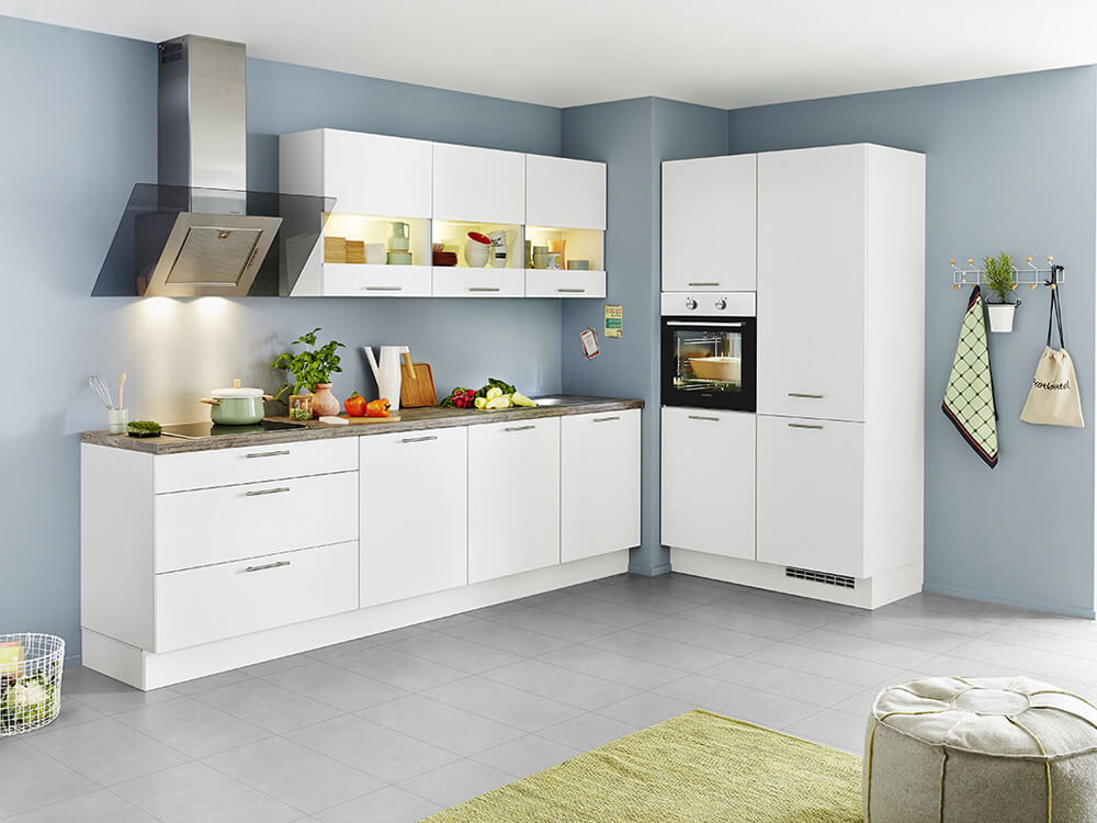 Kompakte weiße Einbauküche in L-Form mit Segmentglastüren, Dunstabzugshaube und Frontauszügen