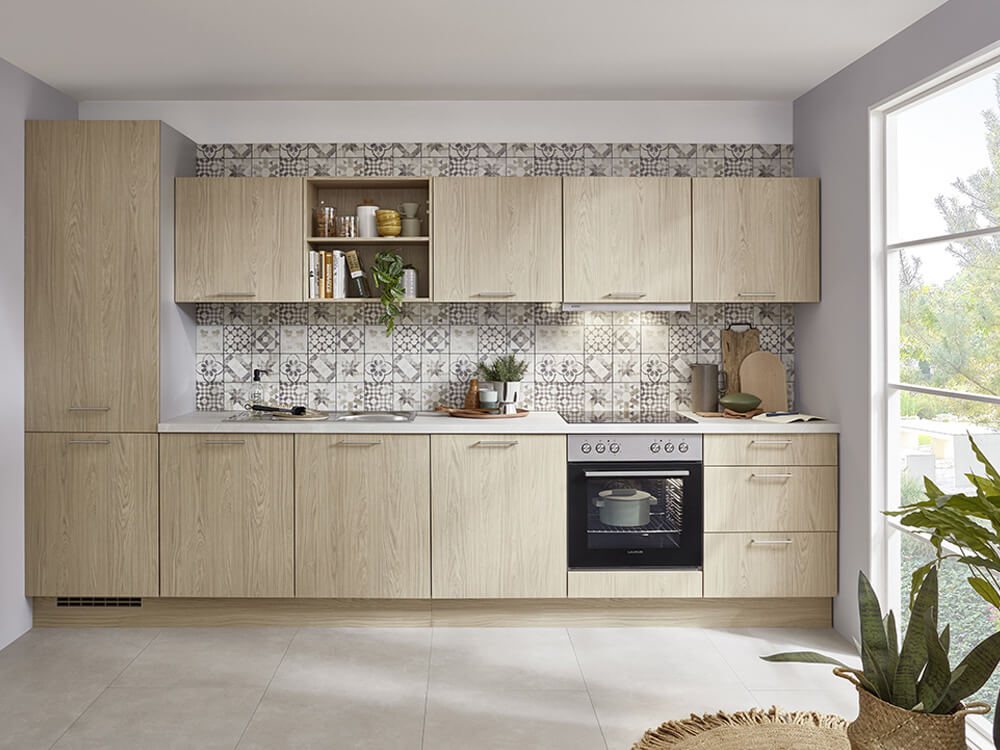 Geradlinige Küchenzeile in Eiche-Como-Dekor mit Fliesenrückwand, Regalelement und Einbaugeräten