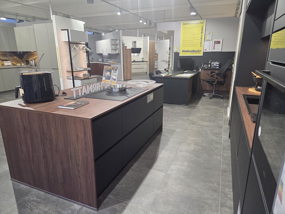 Ansicht der Kochinsel mit Kochfeld und Blick in die Ausstellung Landshut-Nord.