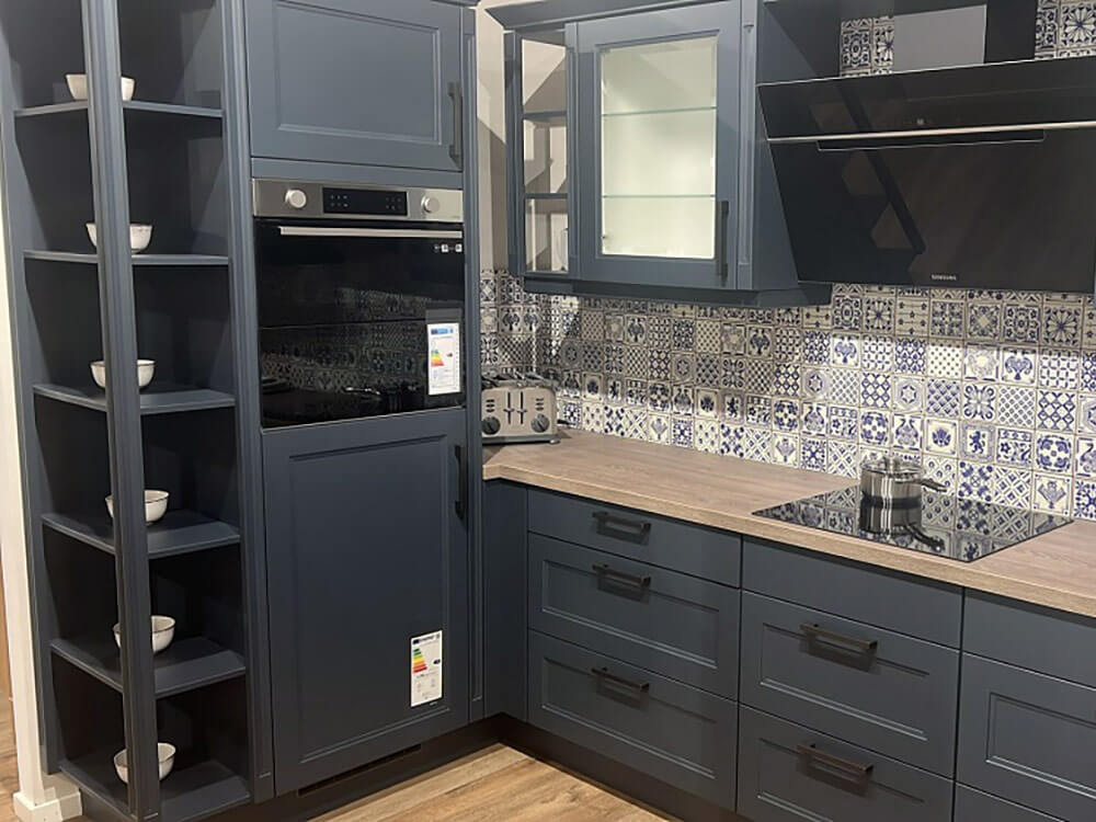 Nahaufnahme des Hochschranks der Landhaus Cascada Küche mit Backofen, Auszügen und seitlichem Regal.