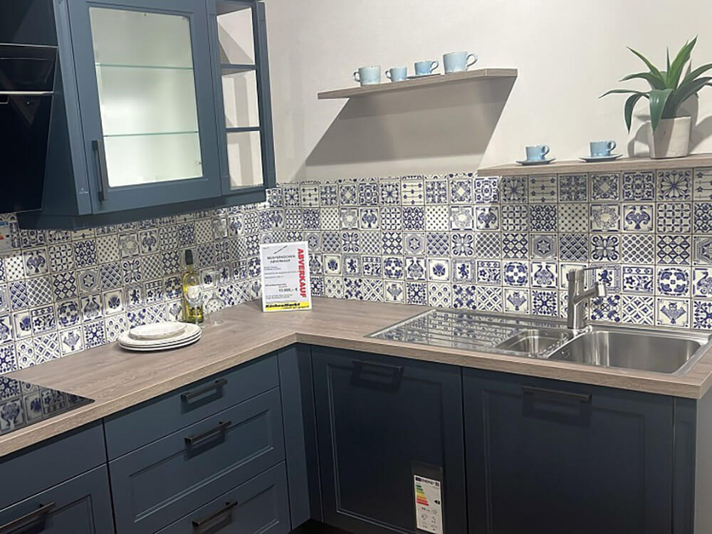 Detailansicht der Franke Spüle und des gemusterten Fliesenspiegels in der Landhaus Cascada U-Küche.