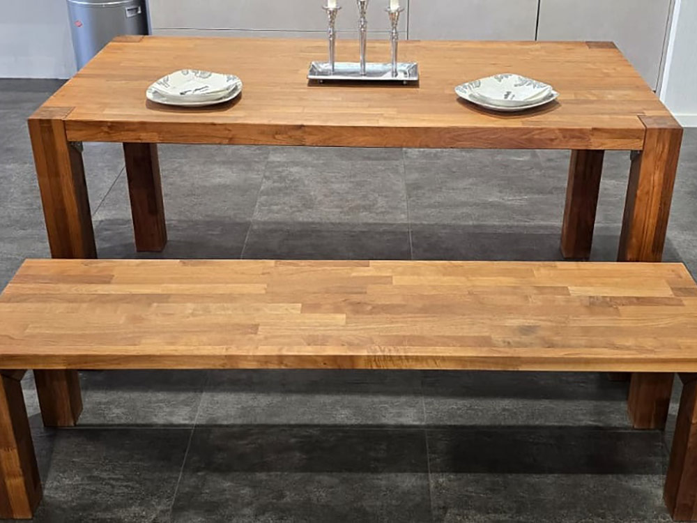 Massivholztisch mit Sitzbank und Metallgestell in der KüchenMarkt Ausstellung Landshut-Nord