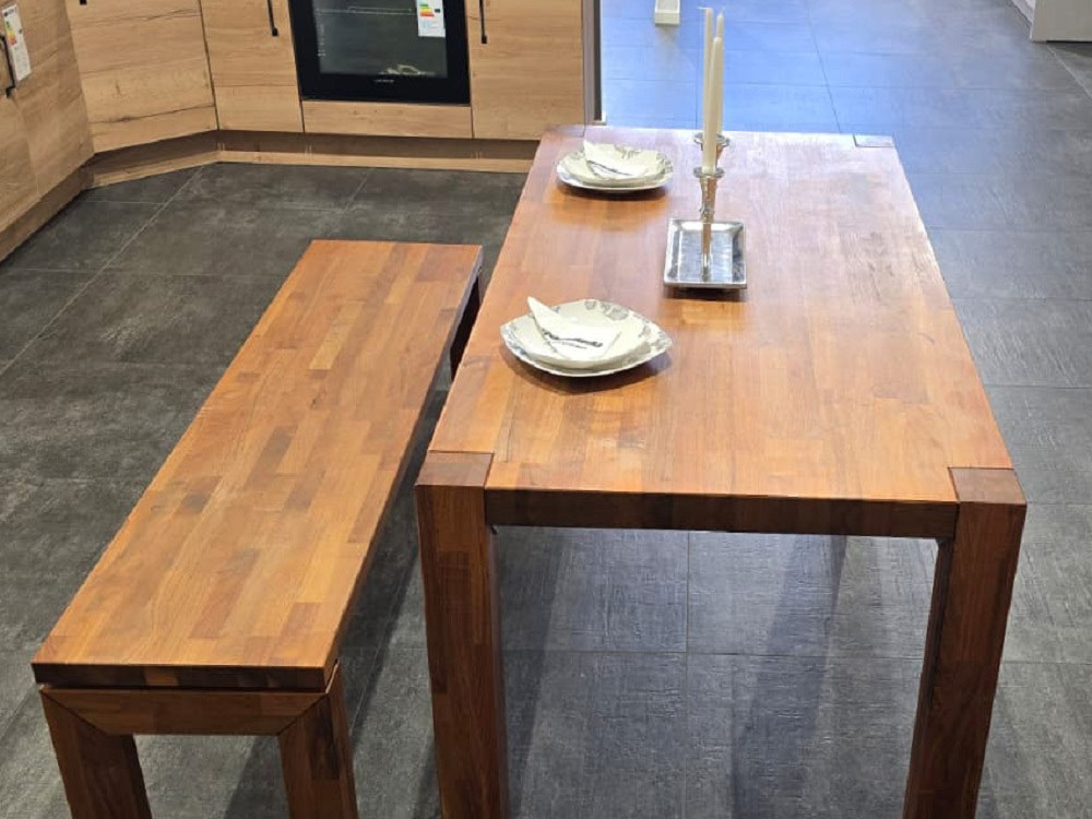 Massivholztisch mit Sitzbank und natürlicher Holzmaserung in Landshut-Nord