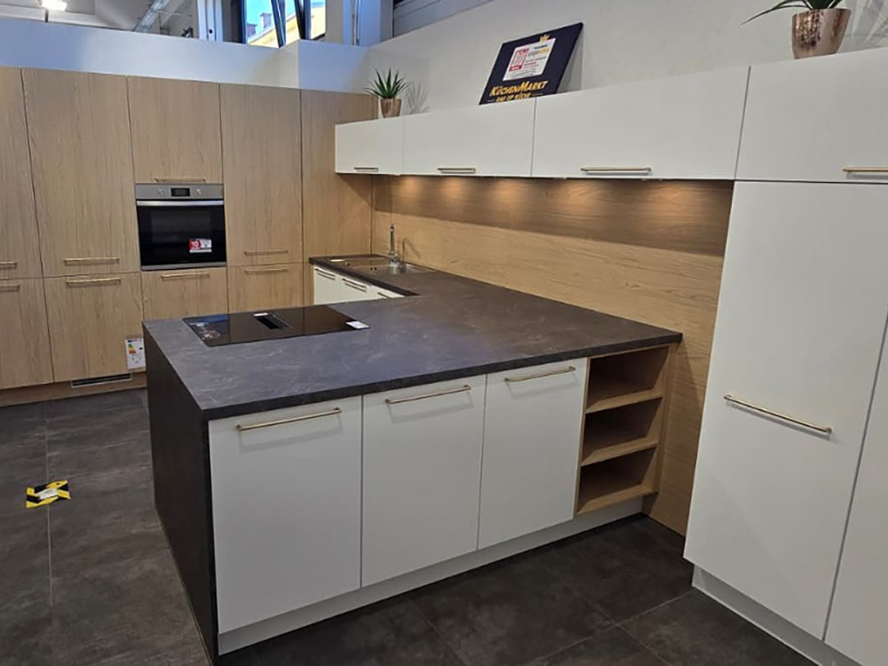 Arbeitsbereich einer modernen Nobilia U-Küche mit Holzfronten und dunkler Arbeitsplatte in Landshut-Nord