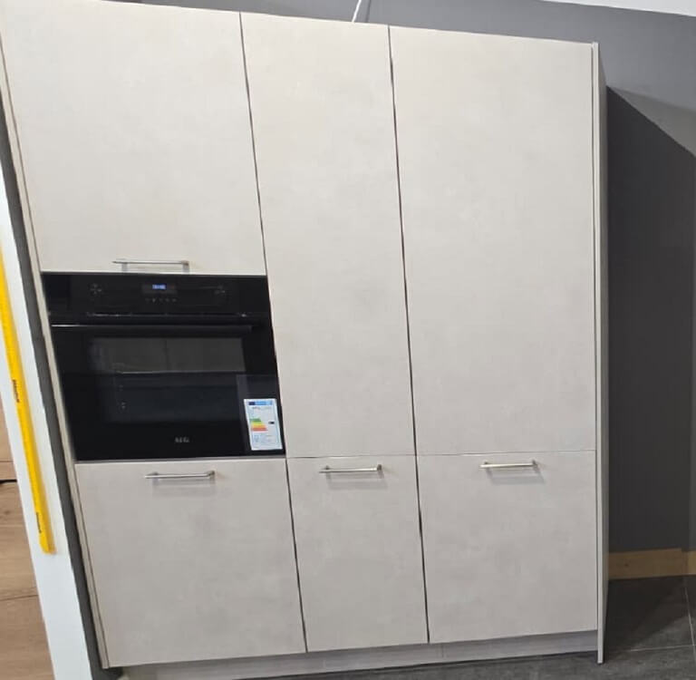 Hochschrankbereich einer modernen Nobilia Küchenzeile mit integrierten Elektrogeräten in Landshut-Nord