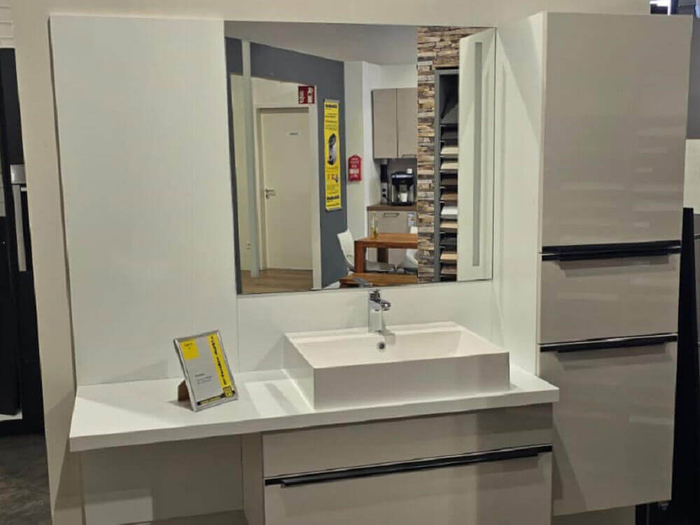 Moderne Badmöbel von Nobilia mit Waschtisch und Spiegel bei KüchenMarkt Landshut-Nord