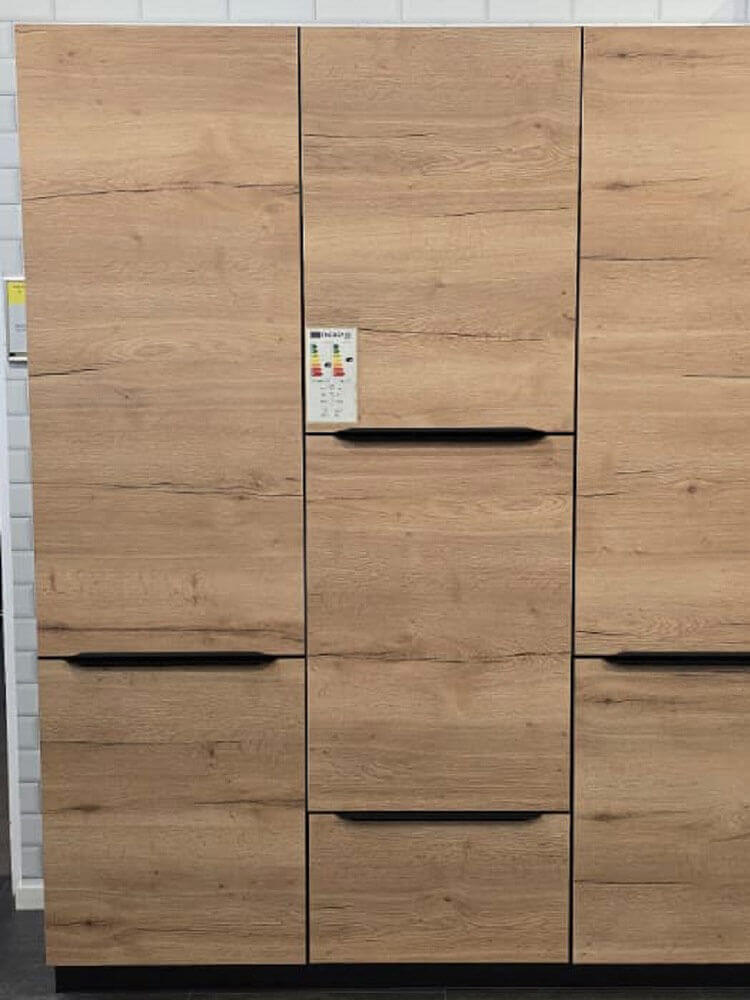 Geschlossener Riva Haushaltsschrank mit Fronten in Holzoptik in der KüchenMarkt Ausstellung Landshut-Nord