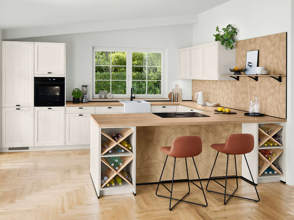 Küche Frame 613 in Alpinweiß mit Holz-Arbeitsplatte, Frühstücksbar und Küchenrückwand