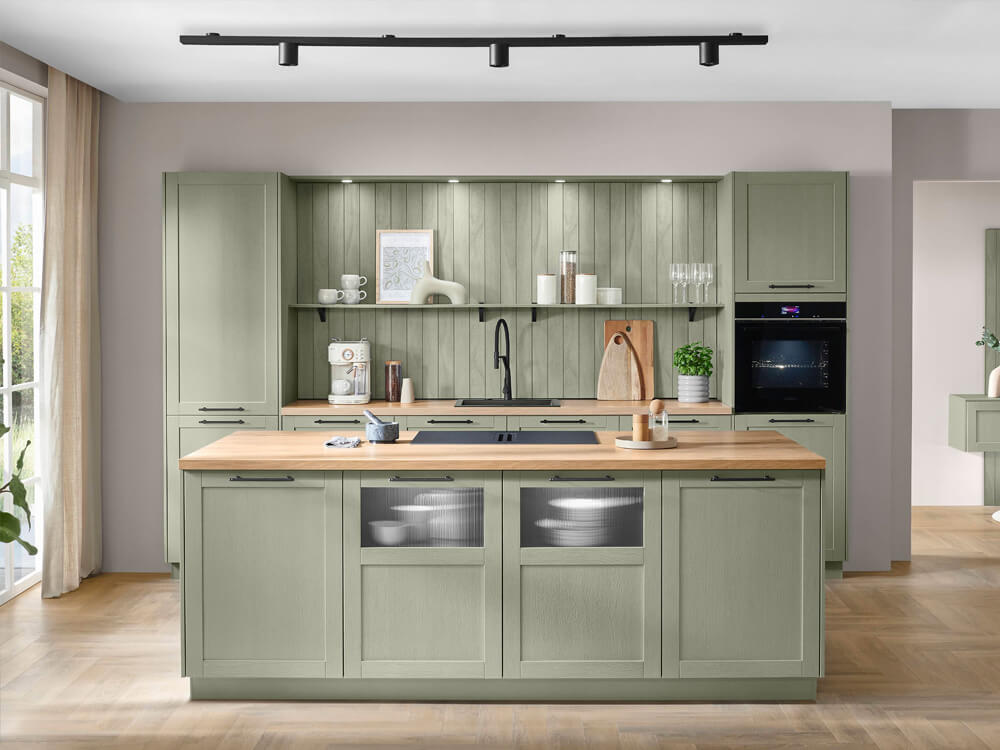 Design Frame 617: moderne Wohnküche mit grifflosen Fronten in Salbeigrün und Lichtkonzept