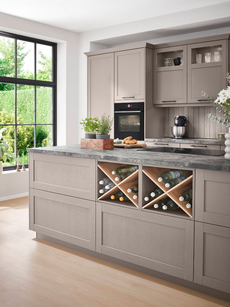 Kücheninsel mit Weinregal aus Holz und moderner Rahmenfront in hellem Grau