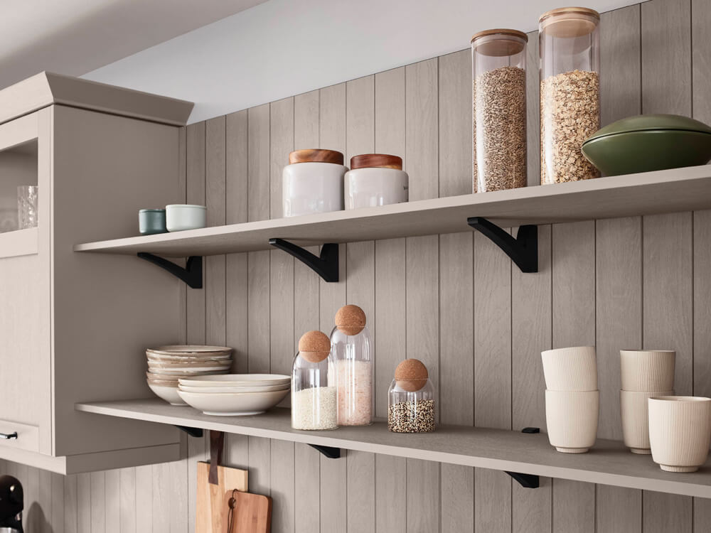 Offene Wandregale mit schwarzen Metallhaltern als wohnlicher Akzent in der Küche