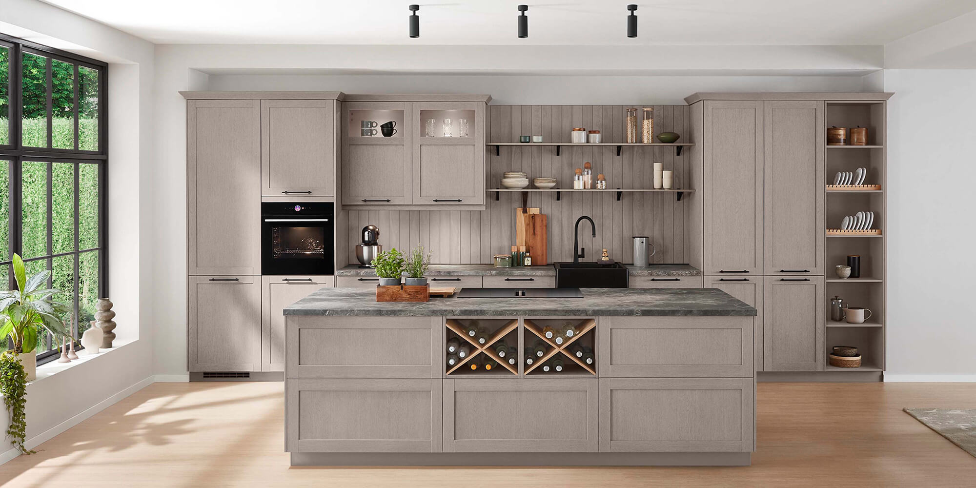 Offene Landhausküche modern Frame 619 in Grau mit zentraler Kücheninsel und Weinregal