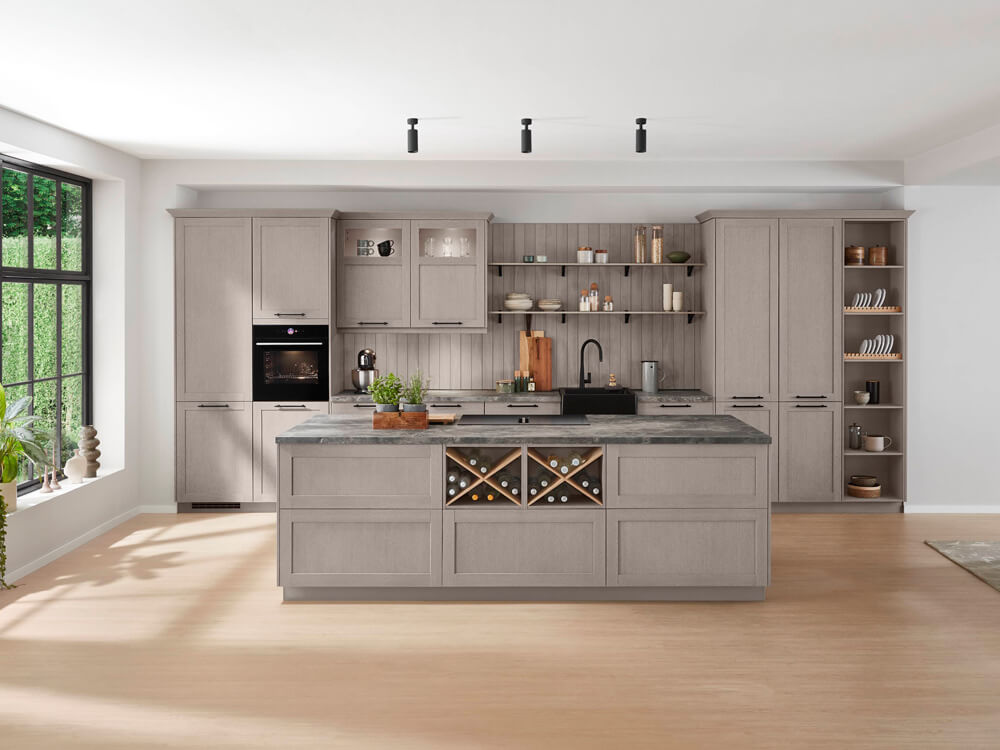 Landhausküche modern Frame 619 in Grau mit zentraler Kochinsel und integriertem Weinregal