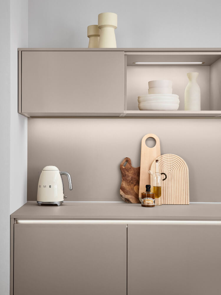 Grifflose moderne Einbauküche Laser 412 Macchiato mit matter Front und LINE-One Design für maximale Flächenruhe