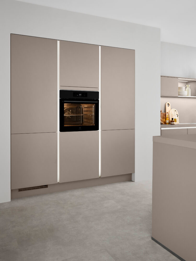 Harmonische Küchenplanung: moderne Einbauküche in Macchiato matt mit Materialmix aus natürlicher Holzoptik für Küchentrends 2026