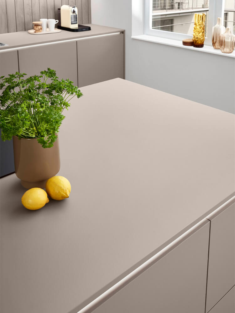 Moderne Einbauküche Laser 412 Macchiato: Arbeitsplatte in Taupe matt mit nahtloser Kantenverarbeitung und griffloser Frontgestaltung