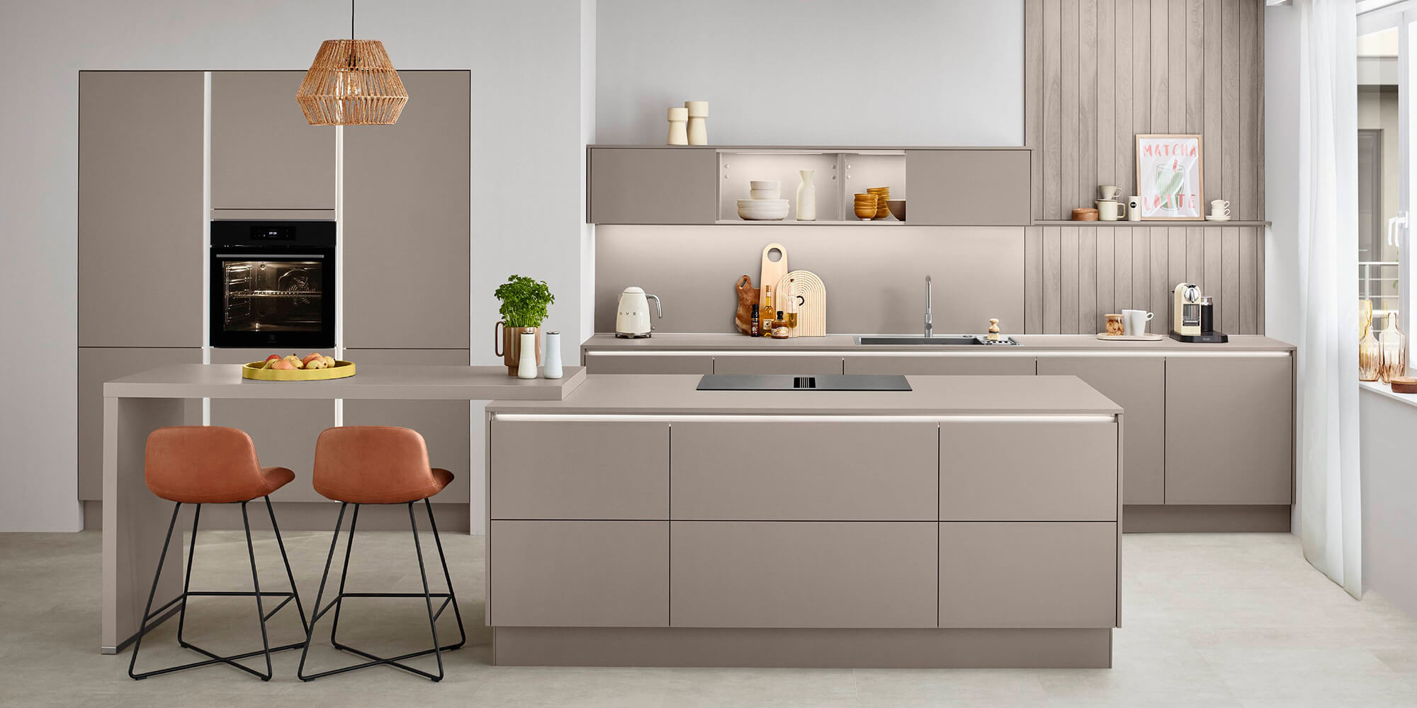 Moderne Einbauküche in Macchiato/Taupe mit griffloser Kochinsel und Essplatz-Theke im minimalistischen Design