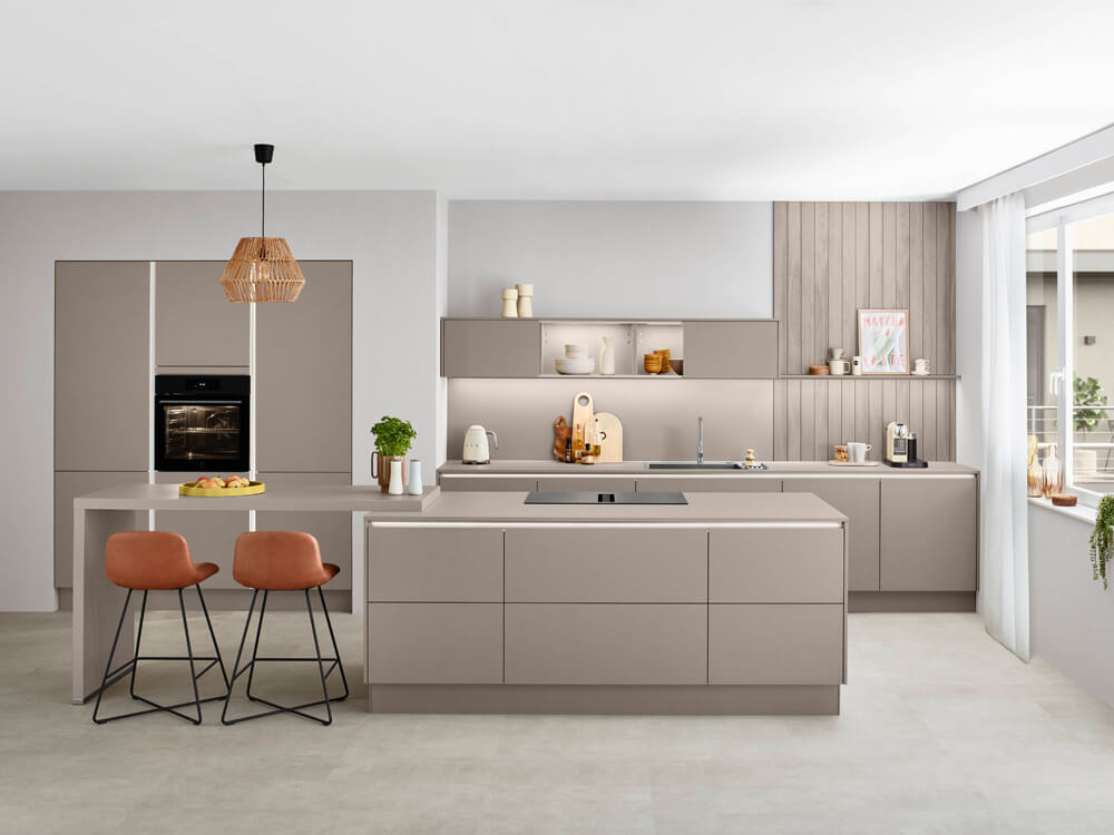 Moderne Einbauküche Laser 412 Macchiato mit Kochinsel und Holzdekor als Kücheninspiration 2026