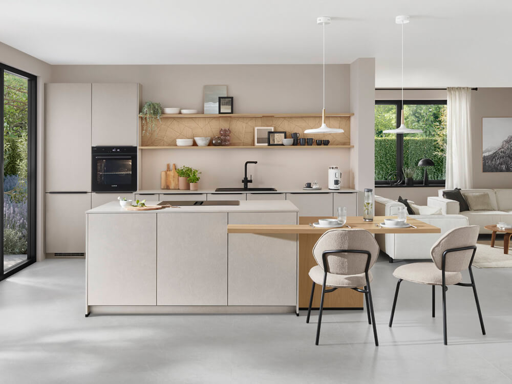 Moderne Einbauküche Look 604 in Sand mit Kücheninsel und matten Fronten