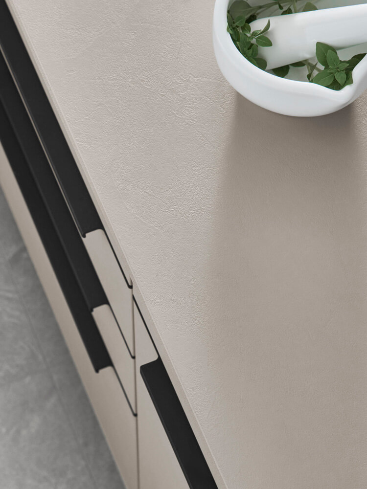 Spülbereich der Designküche Look 604 in Sand mit Armatur und heller Nischenlösung