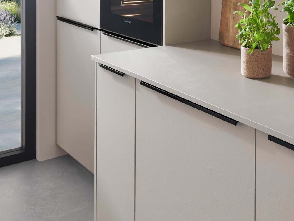 Moderne Einbauküche Look 605 in Macchiato mit Kücheninsel und warmen Naturtönen