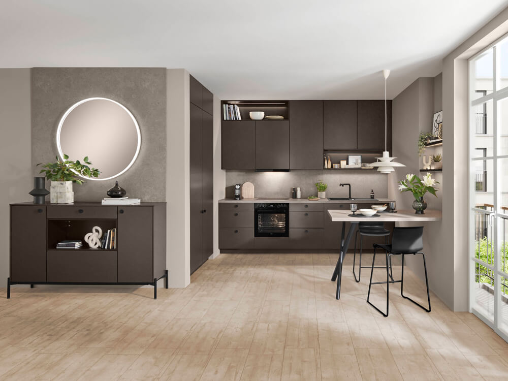 Beleuchtetes Regalsystem der Designküche Look 605 in Macchiato als Akzent im Raum