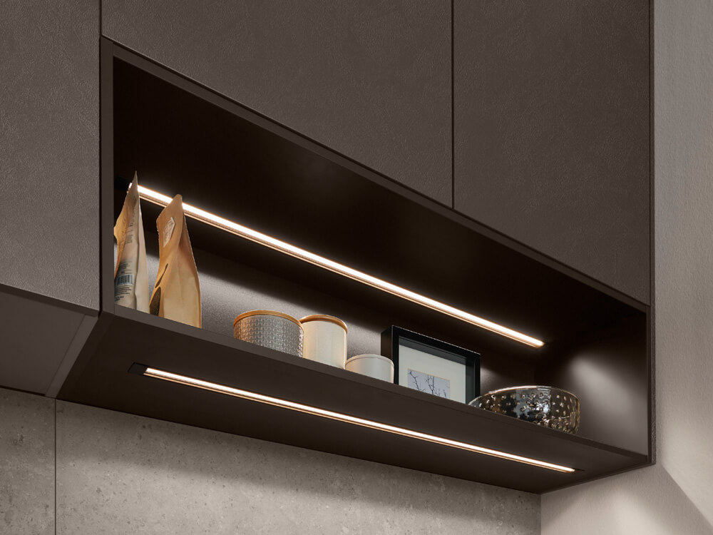 Beleuchtete Regalnische der modernen Einbauküche Look 605 in Macchiato mit Ablagefach und integriertem Licht