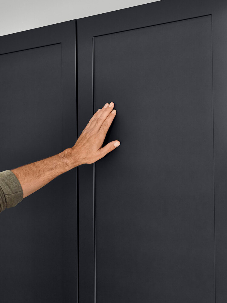 Matte Küchen-Fronten in Schwarz mit Anti-Fingerprint-Veredelung der Nordic 791 Landhausküche modern für maximale Pflegeleichtigkeit