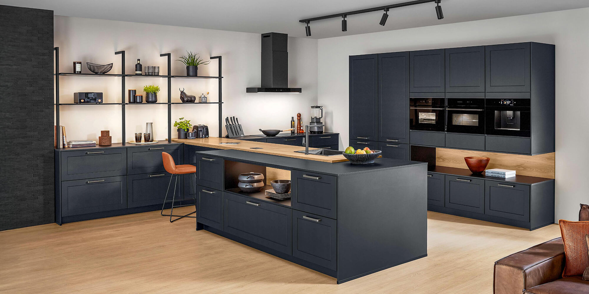 Offene Landhausküche modern gestaltet als Nordic 791 mit schwarzer Kücheninsel und warmen Holzelementen im Wohnbereich