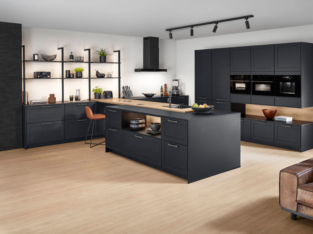 Moderne Landhausküche Nordic 791 mit schwarzer Kücheninsel und warmen Holzelementen im Wohnbereich