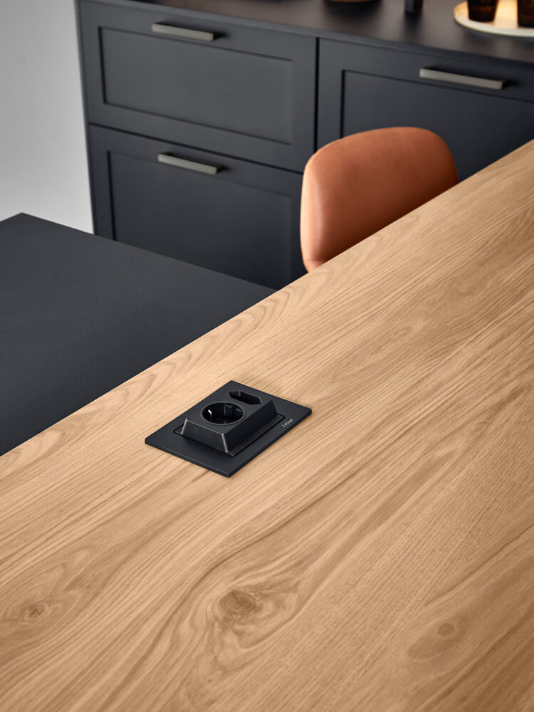 Innovative Küchen-Design-Ideen: In die Holz-Arbeitsplatte bündig eingelassene Steckdose für funktionale Elektro-Geräte in der Nordic 791