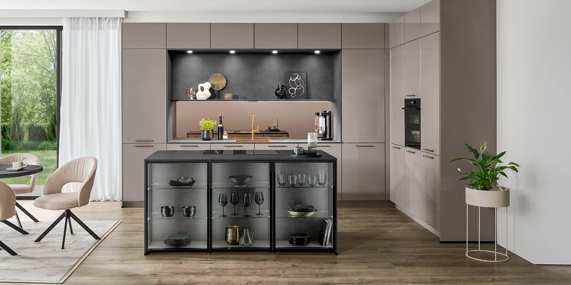 Moderne Küche 2026: Novalux 513 in Taupe-Hochglanz mit Kochinsel im offenen Wohnkonzept