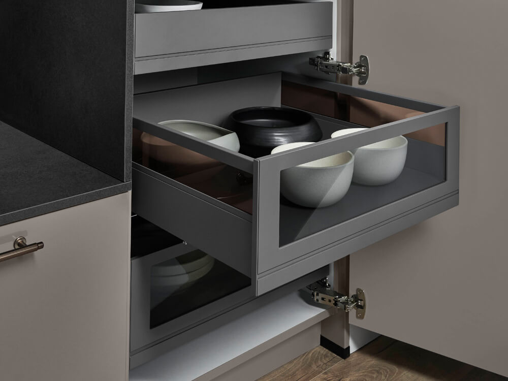 Innenausstattung der Novalux 513: hochwertiger Auszug mit Glasrahmen für geordnete Küchenorganisation