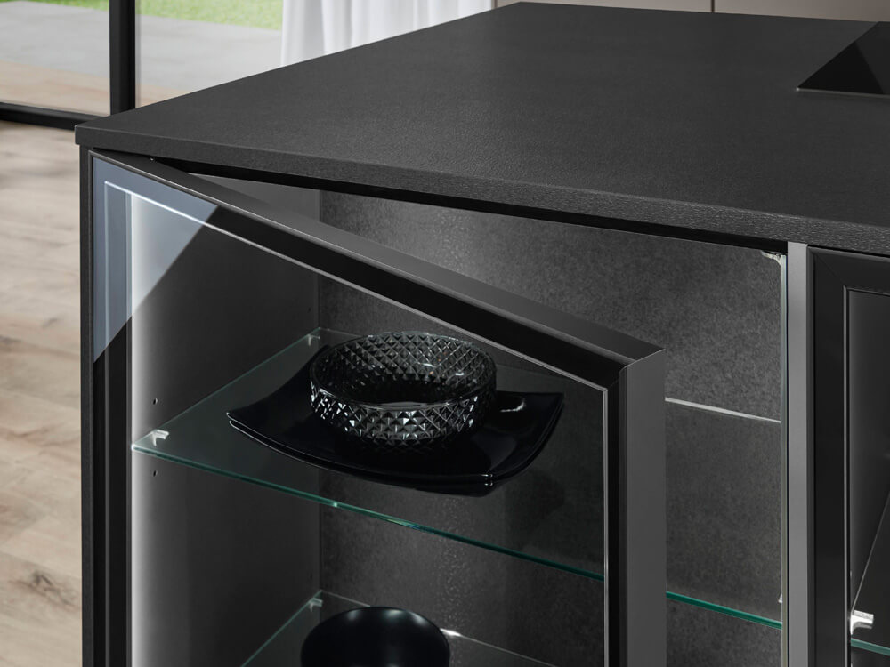 Detailansicht der Kochinsel mit Glasvitrine und Glasböden in der Novalux 513