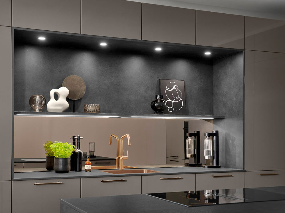 Dunkle Nische mit Beleuchtung und kupferfarbener Armatur in der Novalux 513