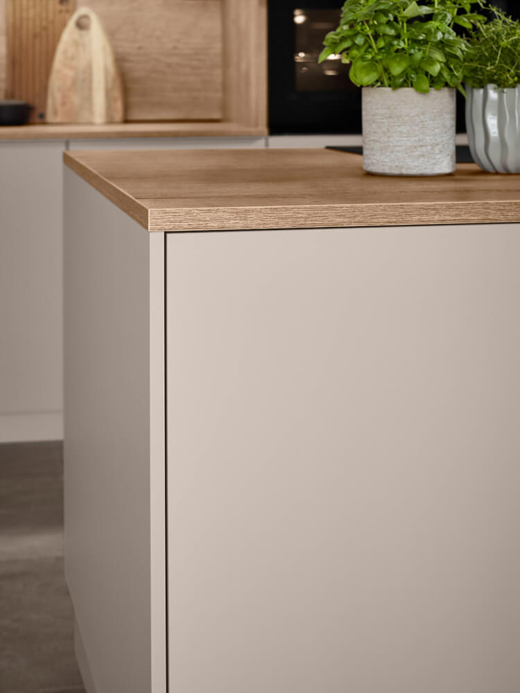 Detailansicht: matte Anti-Fingerprint-Oberfläche und präzise Kantenverarbeitung der Front